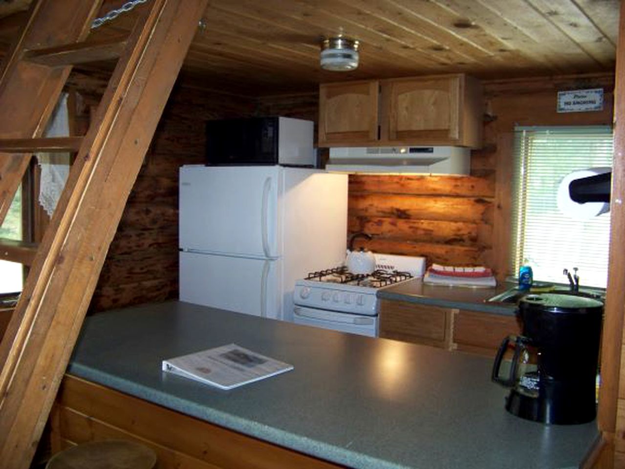 Rustic Log Cabin, Ideal for an Alaskan Outdoor Adventure