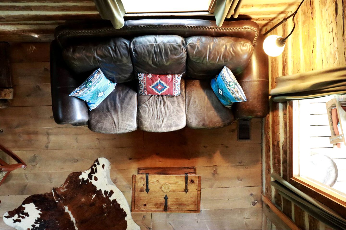 Rustic Log Cabin Rental for a Romantic Vacation near Brenham, Texas