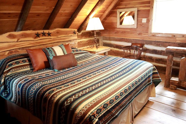 Scenic Hill Retreat, Log Cabins 54366, Brenham, United States of