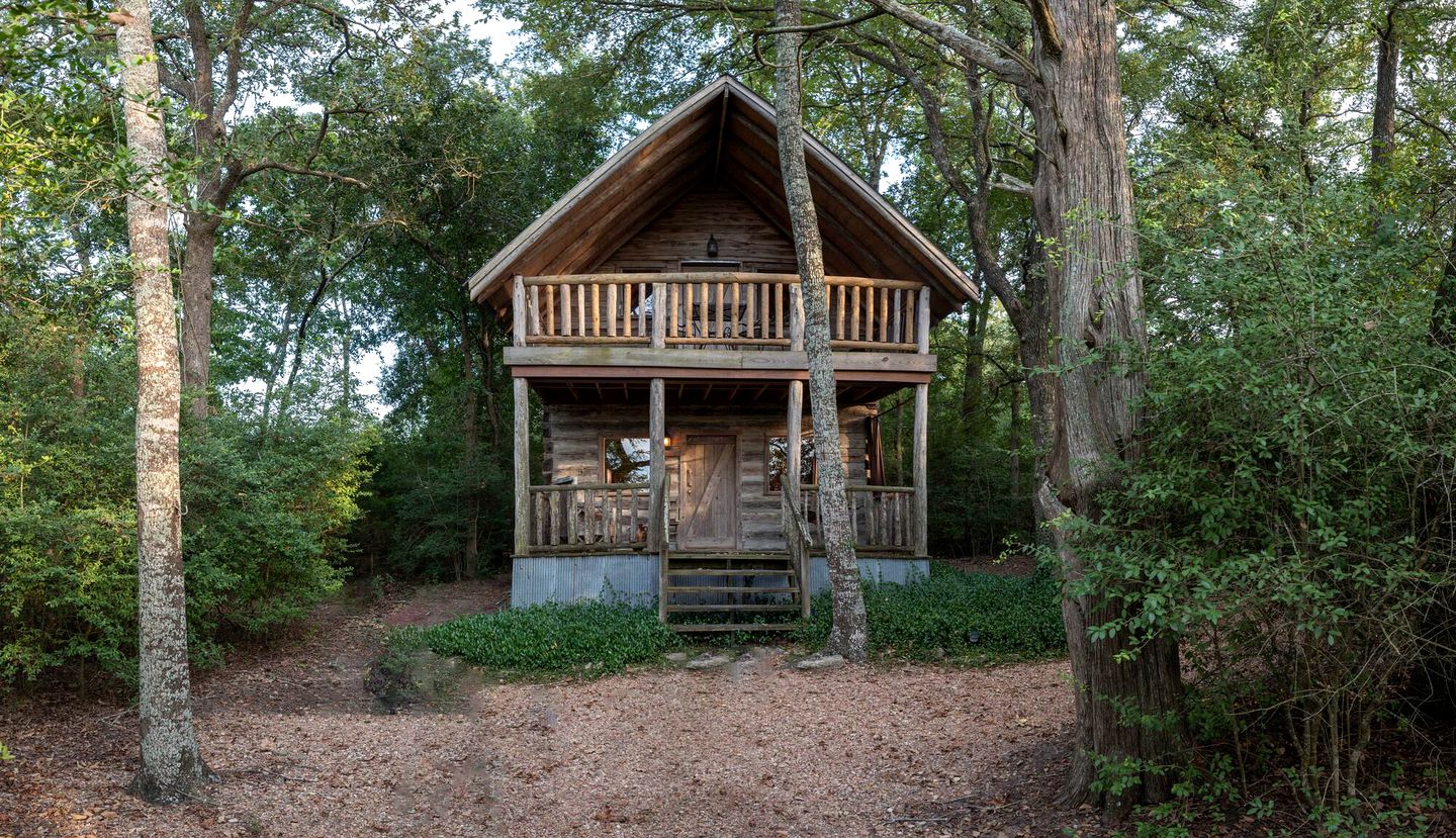 Rustic Log Cabin Rental for a Romantic Vacation near Brenham, Texas