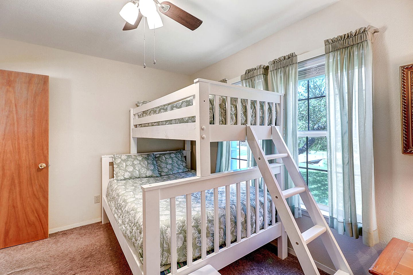 Great Family Cabin with Fire Pit Perfect for Outdoor Activities in Rockport, Texas