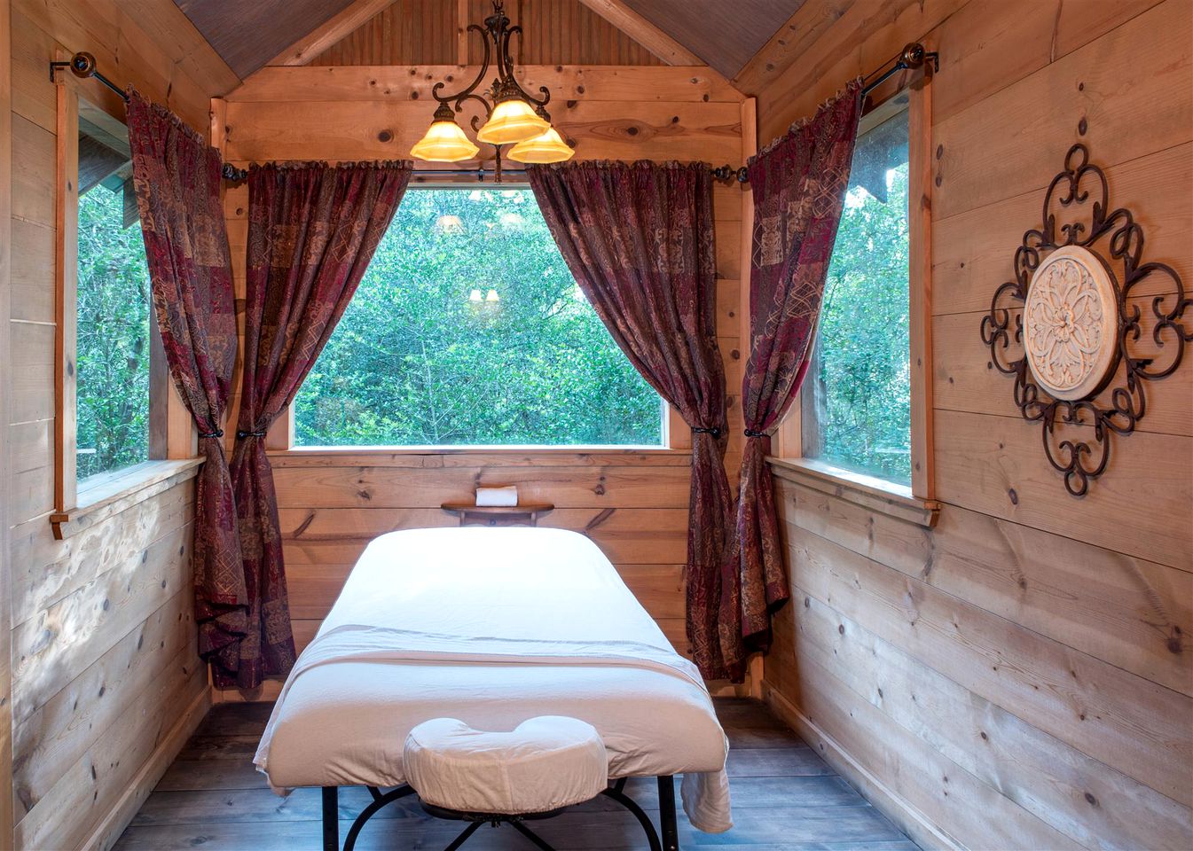 Secluded Cabin Rental with Massage Table near Brenham, Texas