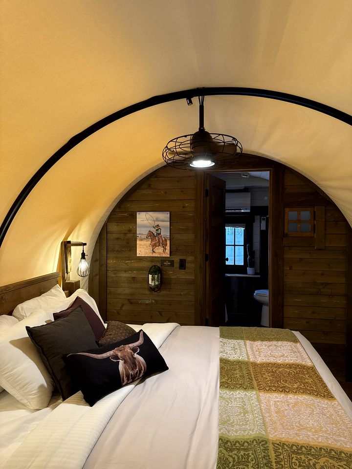 Charming Covered Glamping Wagons with Private Outdoor Spaces Near Wall Drug – Wall, South Dakota