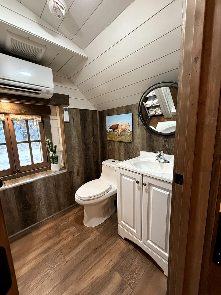 Charming Covered Glamping Wagons with Private Outdoor Spaces Near Wall Drug – Wall, South Dakota