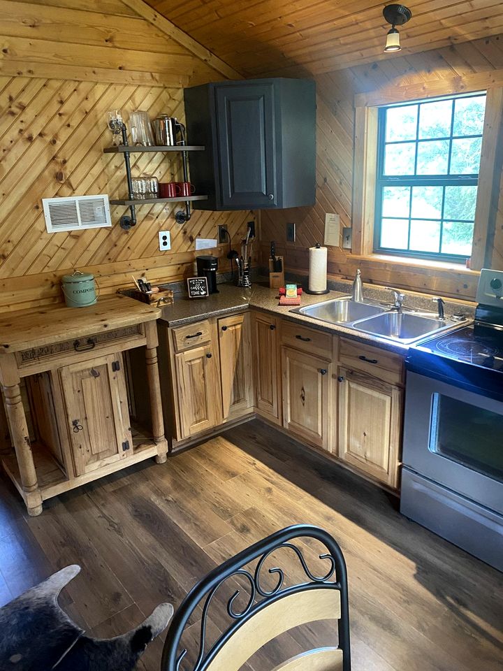 Cozy Texas Cabin Retreat with Hot Tub & Scenic Outdoor Spaces in Bluff Dale, Texas
