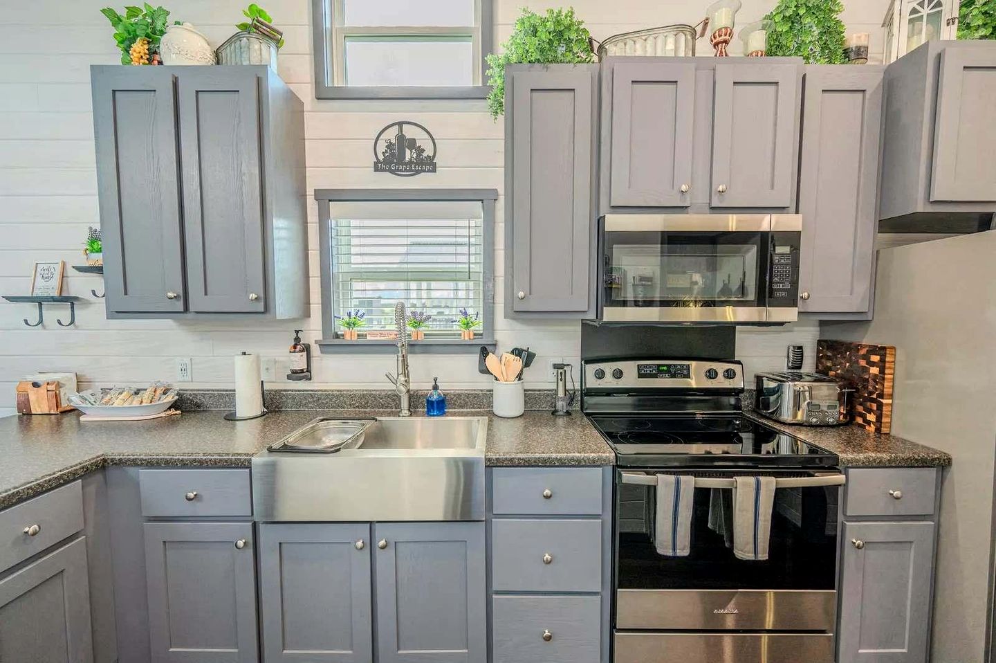 Upscale and Relaxing Tiny Home Getaway with Resort Amenities and Pool Near Fredericksburg, TX