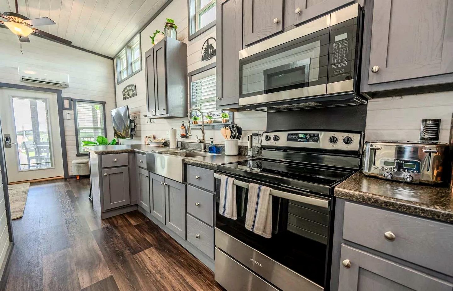 Upscale and Relaxing Tiny Home Getaway with Resort Amenities and Pool Near Fredericksburg, TX