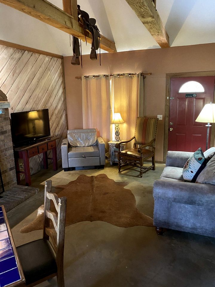 Western-Themed Cabin with Hot Tub, Fireplace & Pool Access near Meadow Retreat in Texas