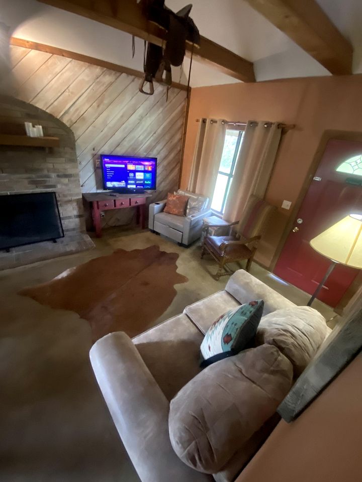 Western-Themed Cabin with Hot Tub, Fireplace & Pool Access near Meadow Retreat in Texas