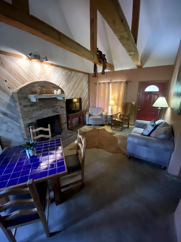 Western-Themed Cabin with Hot Tub, Fireplace & Pool Access near Meadow Retreat in Texas