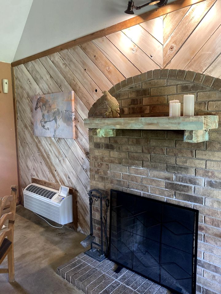 Western-Themed Cabin with Hot Tub, Fireplace & Pool Access near Meadow Retreat in Texas