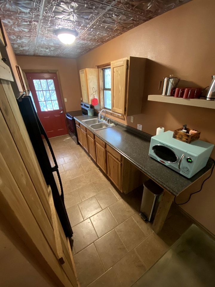 Western-Themed Cabin with Hot Tub, Fireplace & Pool Access near Meadow Retreat in Texas