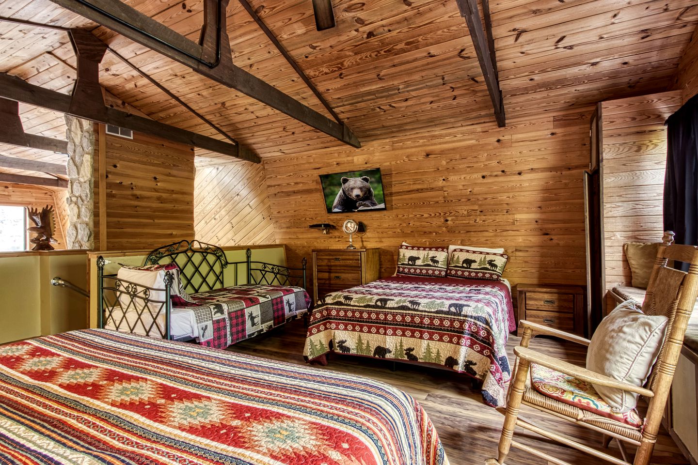 Stunning Vacation Rental with Extra Large Hot Tub and Fire Pit for Family Glamping in Gatlinburg, Tennessee