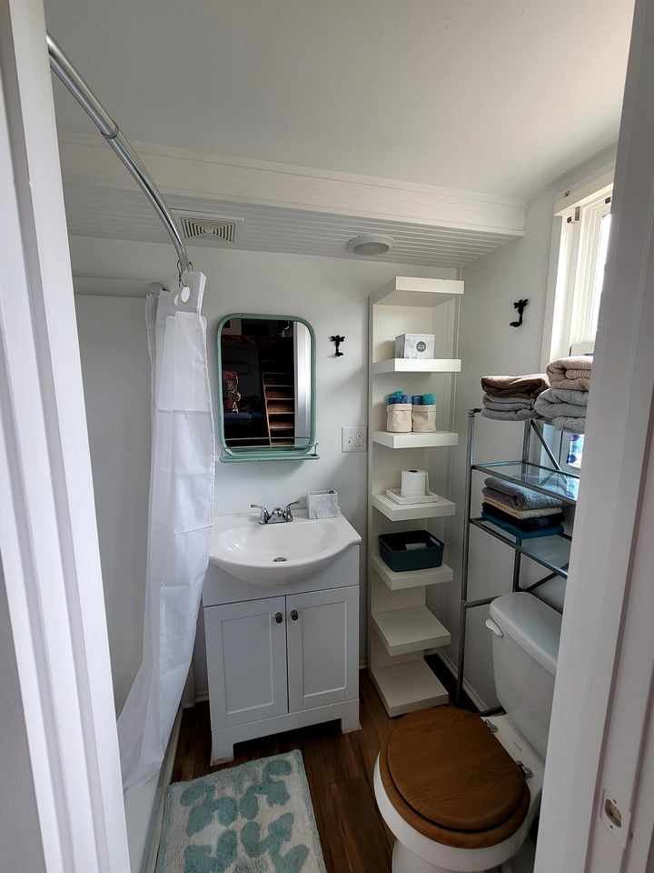 Gorgeous Tiny House with Spectacular Countryside Vistas in Camp Wood, Texas
