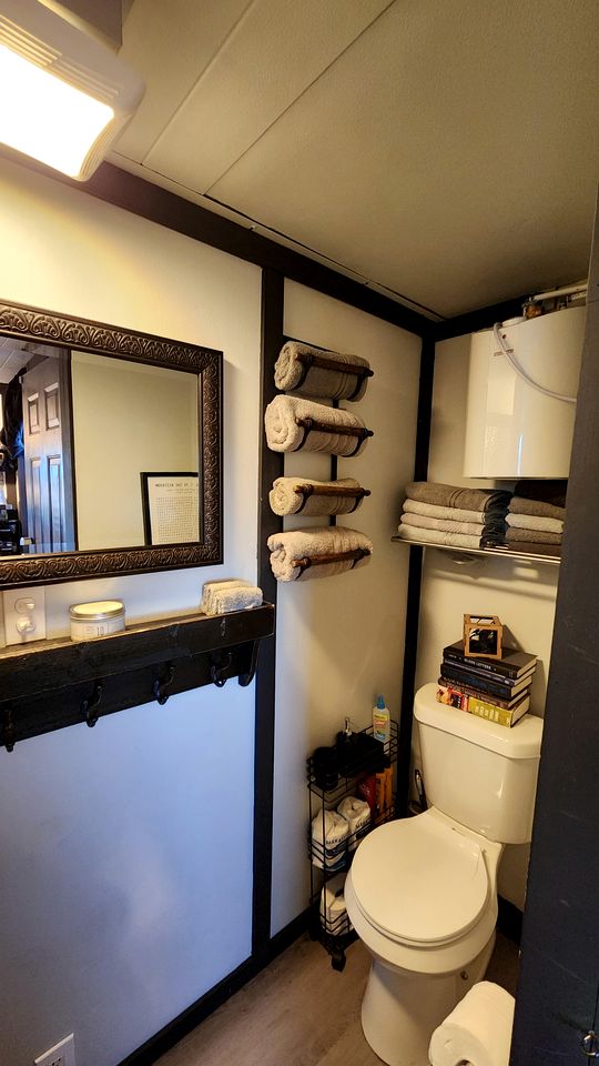 Tiny House Retreat: Pet-Friendly Haven with Fantastic Lake Views in Henshaw, CA