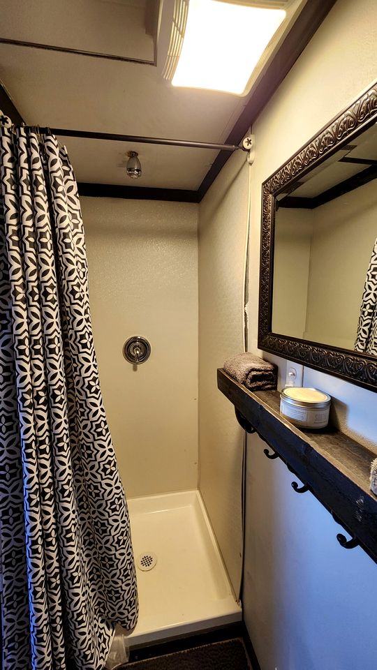 Tiny House Retreat: Pet-Friendly Haven with Fantastic Lake Views in Henshaw, CA