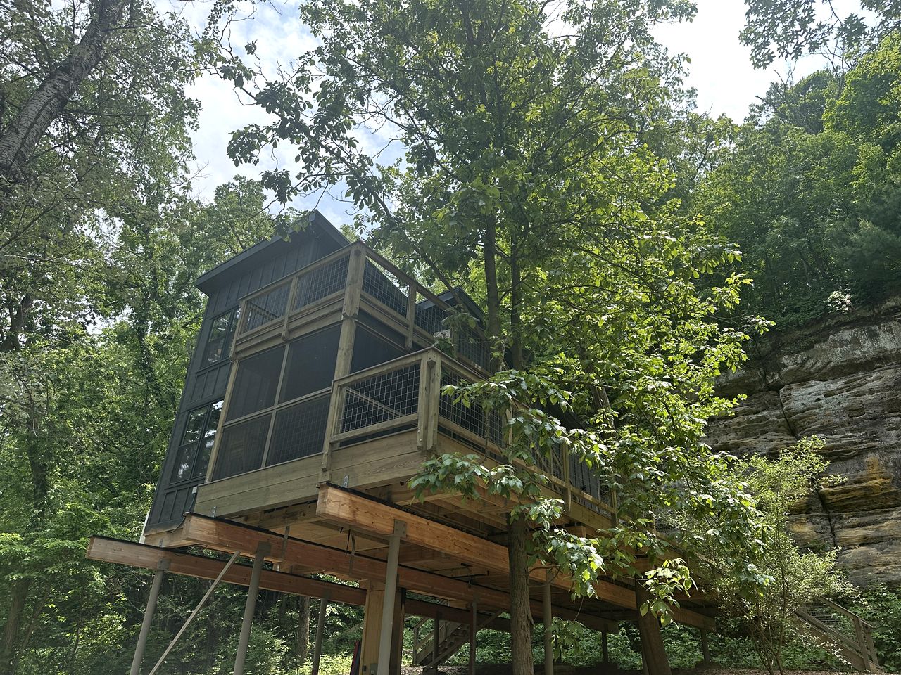Luxury Treehouse Retreat with Stunning Decks & Creek Access Near Starved Rock State Park, Ottawa, IL