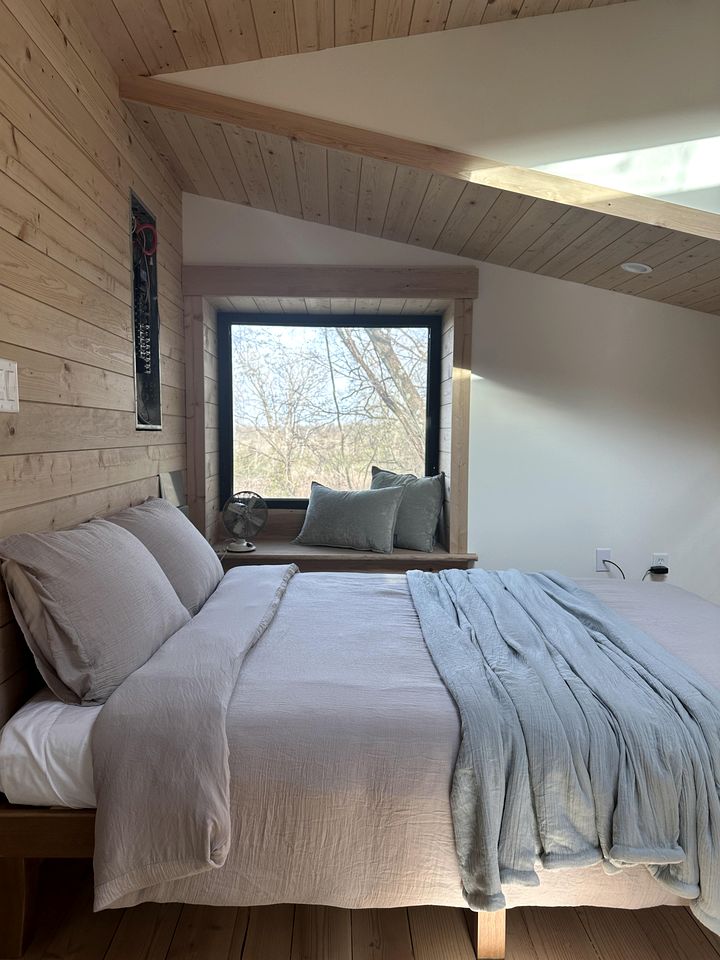 Luxury Treehouse Retreat with Stunning Decks & Creek Access Near Starved Rock State Park, Ottawa, IL