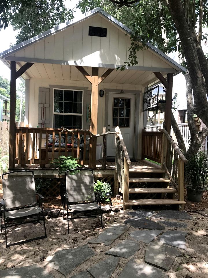 Peaceful Cottage Escape with Private Porch & Nature Views in Bacliff, Texas