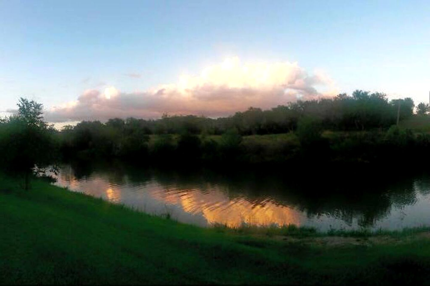 Waterfront Cabin Rental for Groups of 16 with Jacuzzi Bathtub in Texas Hill Country