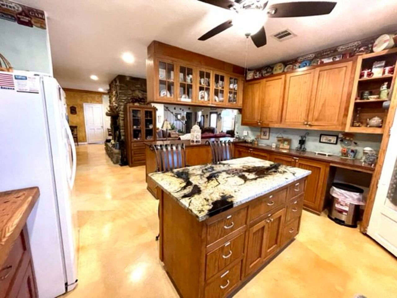 Waterfront Cabin Rental for Groups of 16 with Jacuzzi Bathtub in Texas Hill Country