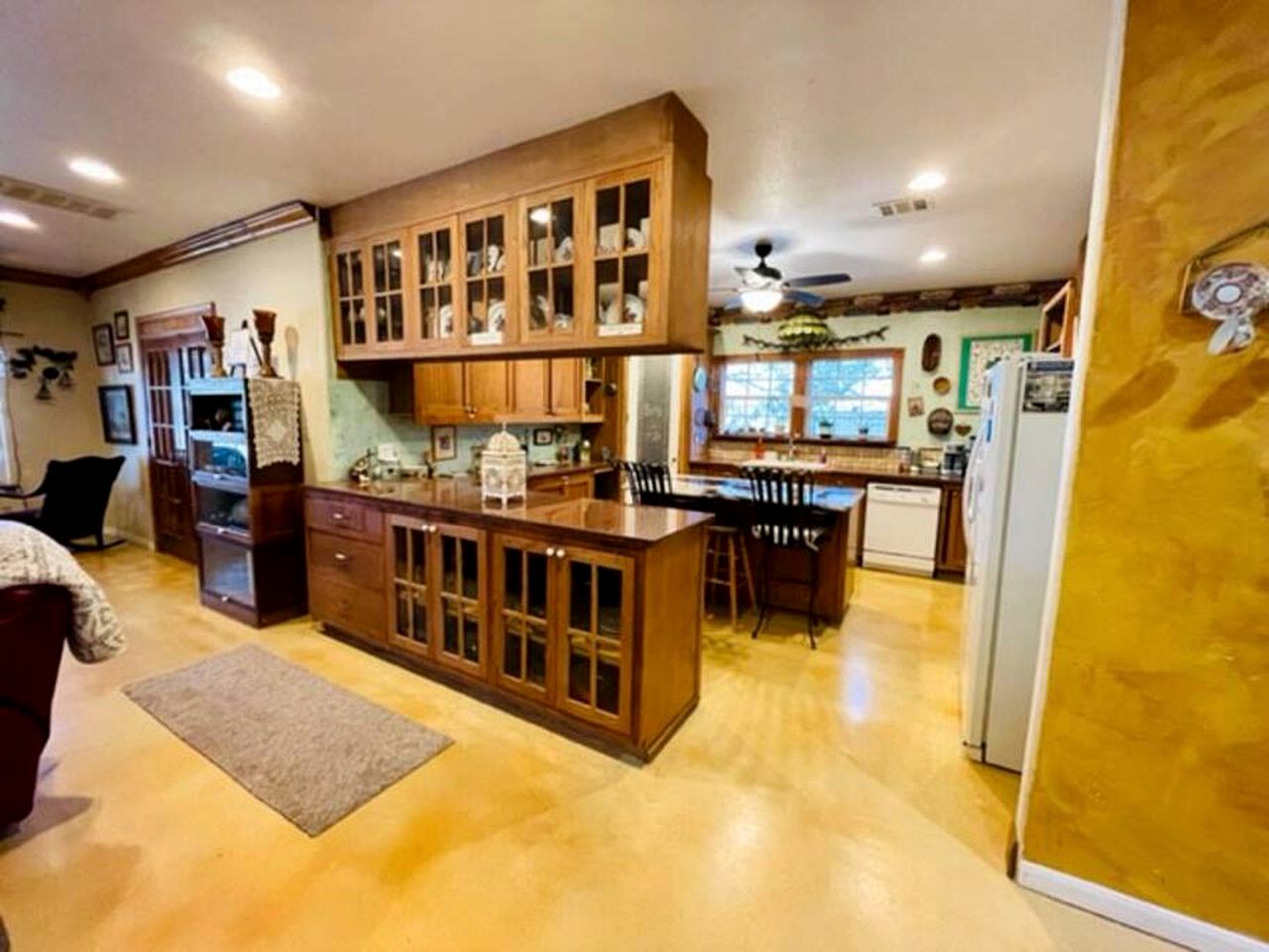 Waterfront Cabin Rental for Groups of 16 with Jacuzzi Bathtub in Texas Hill Country