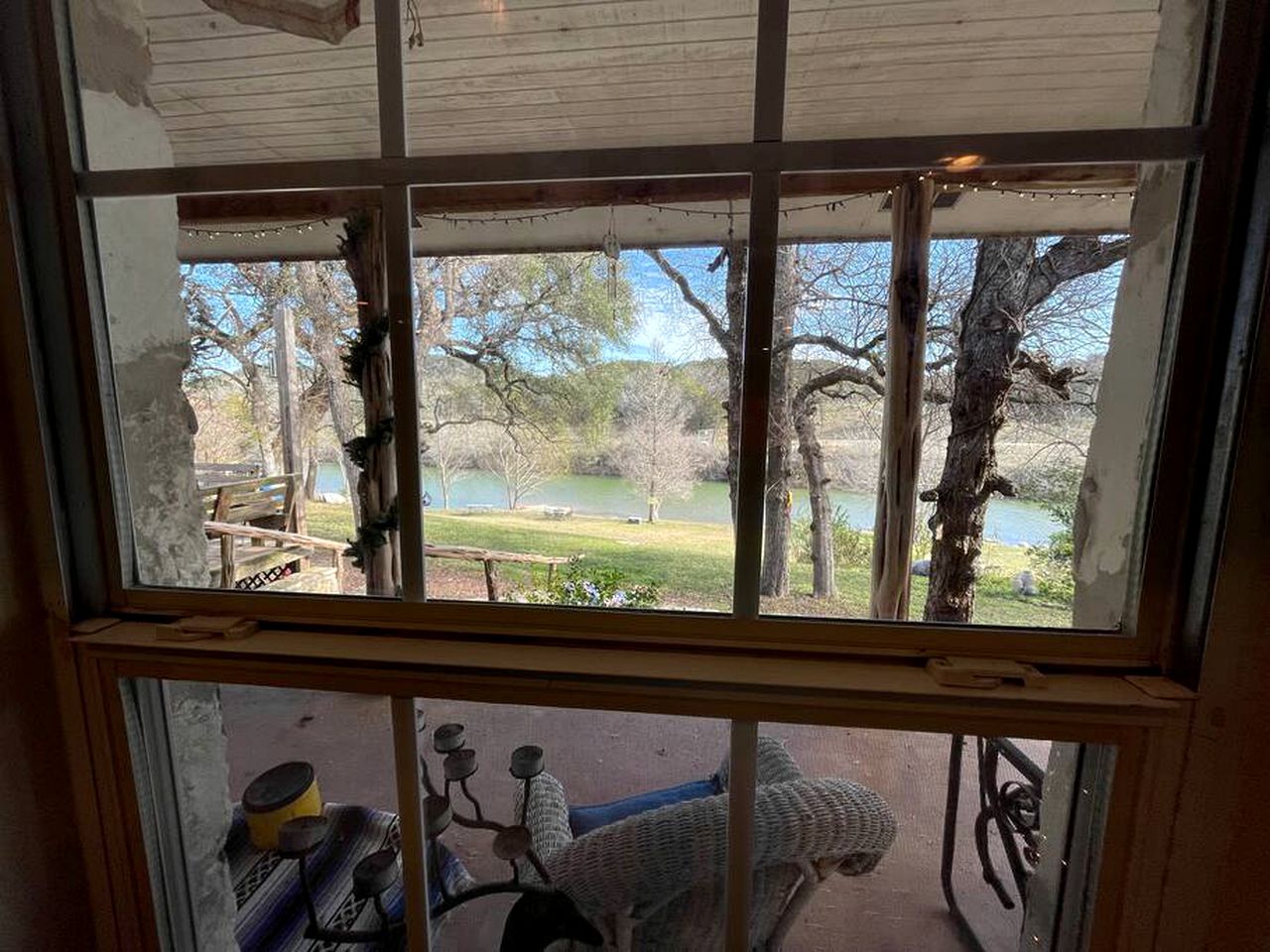 Waterfront Cabin Rental for Groups of 16 with Jacuzzi Bathtub in Texas Hill Country