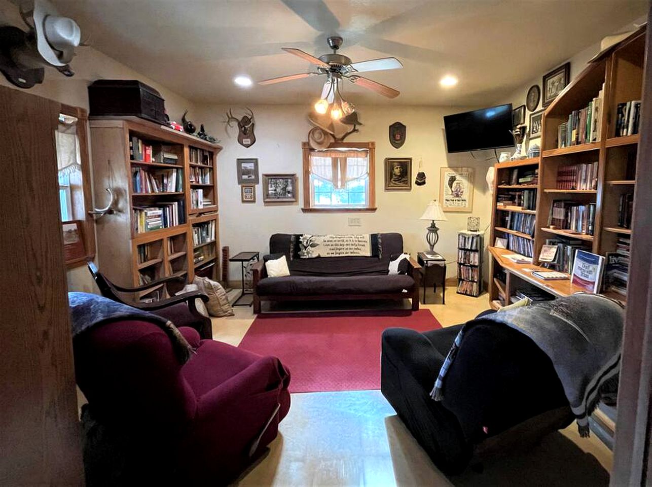 Waterfront Cabin Rental for Groups of 16 with Jacuzzi Bathtub in Texas Hill Country