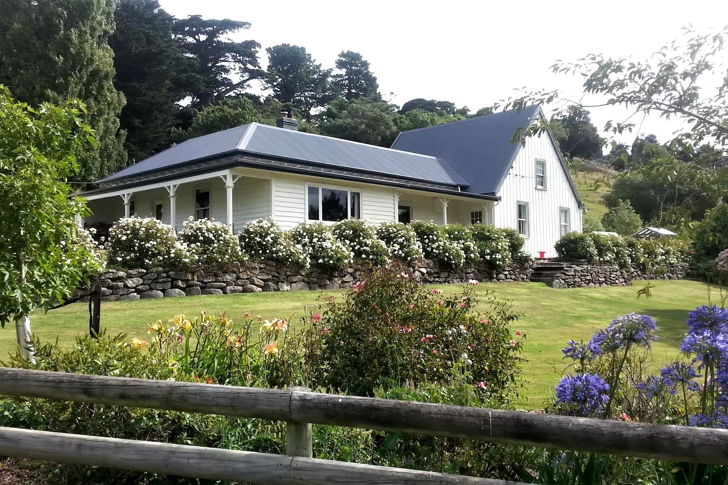 Charming Cabin Getaway near Little Akaloa Beach on the Banks Peninsula, South Island