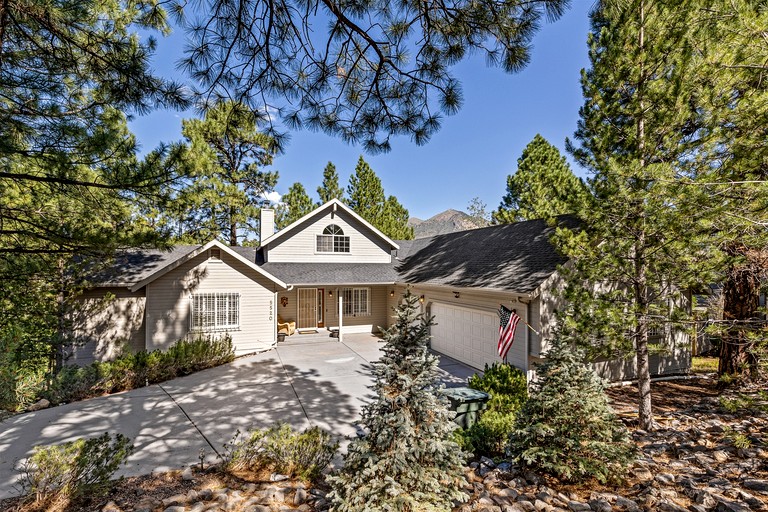 Beautiful Vacation Rental with Golf Club Fairway Views from the Spacious Deck in Flagstaff, Arizona