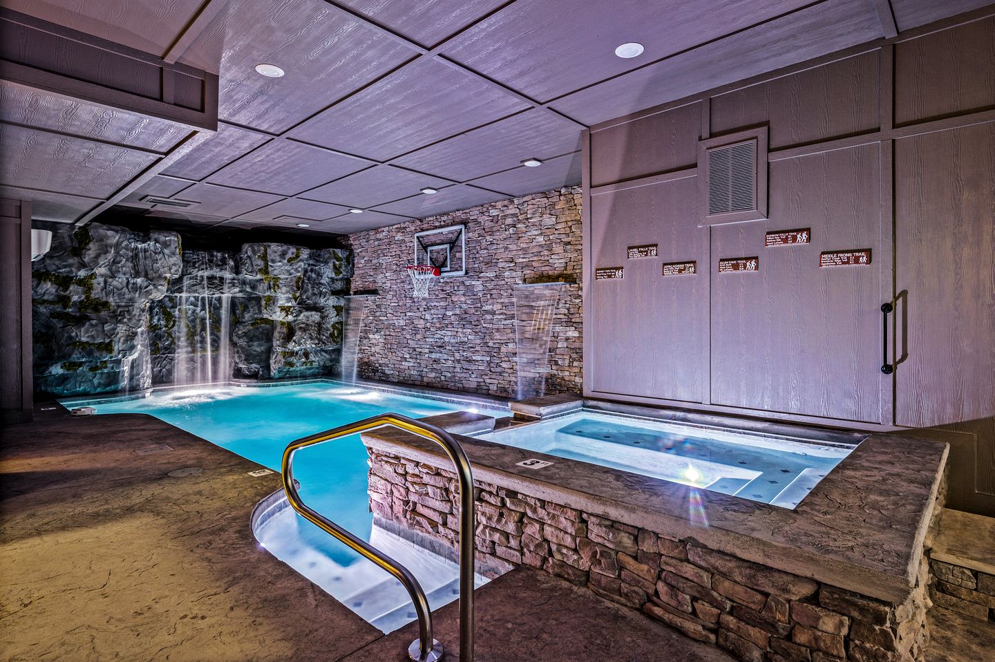 Luxurious Cabin with Game Room and Hot-tub in Sevierville, Tennessee