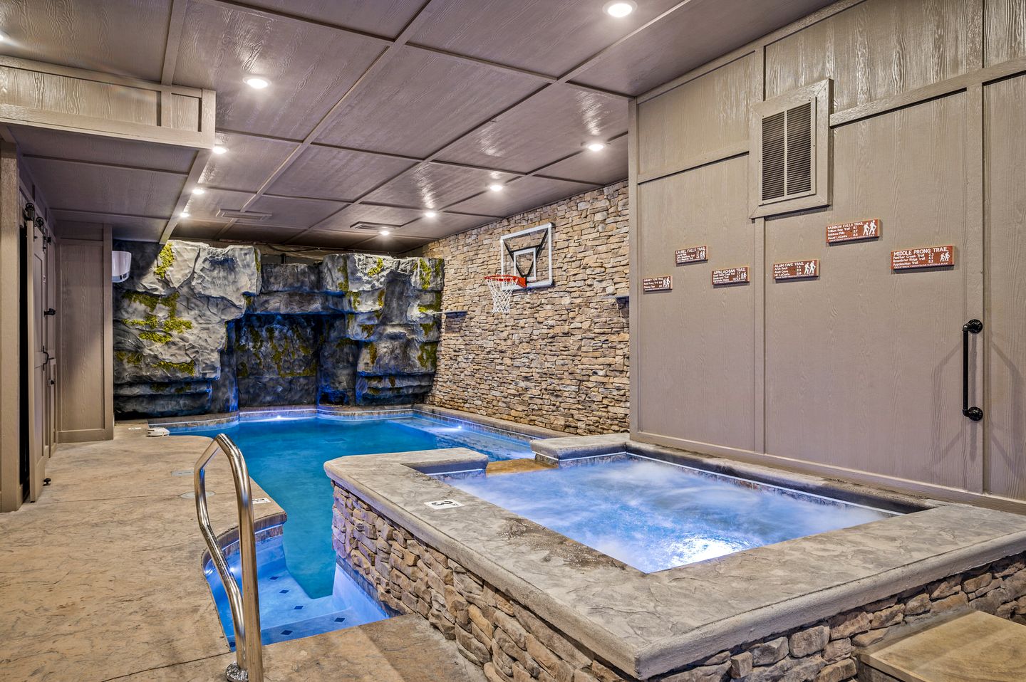 Luxurious Cabin with Game Room and Hot-tub in Sevierville, Tennessee