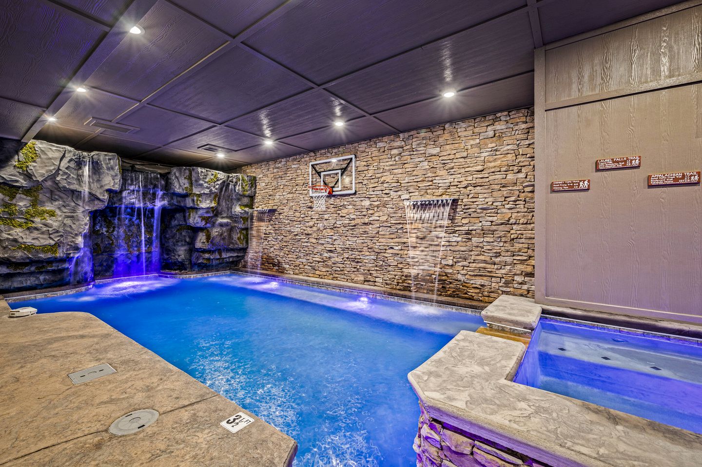 Luxurious Cabin with Game Room and Hot-tub in Sevierville, Tennessee