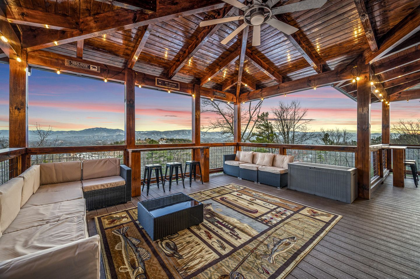 Luxurious Cabin with Game Room and Hot-tub in Sevierville, Tennessee