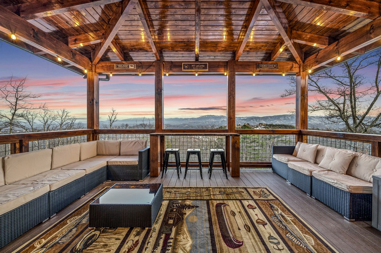Luxurious Cabin with Game Room and Hot-tub in Sevierville, Tennessee