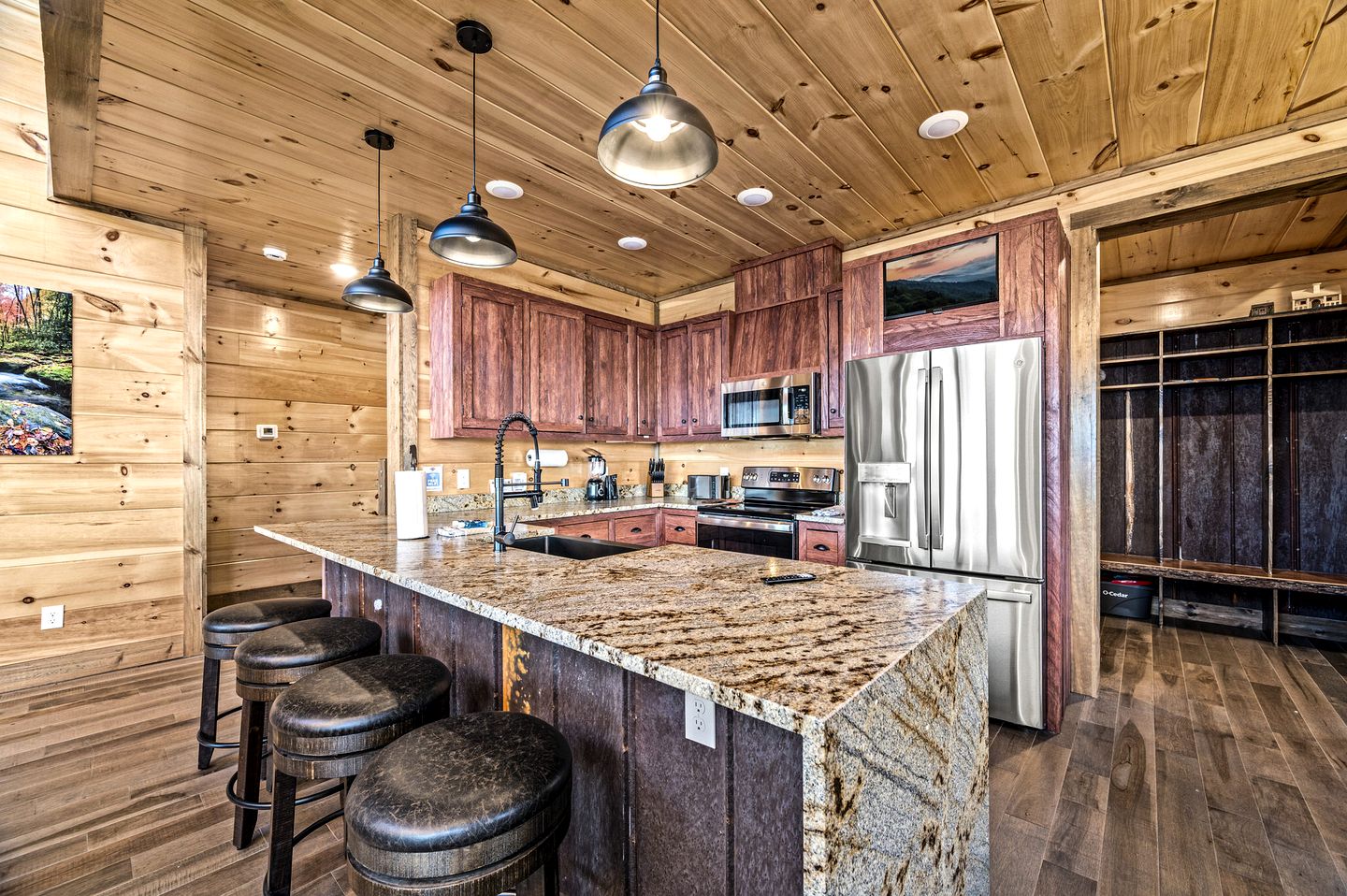 Luxurious Cabin with Game Room and Hot-tub in Sevierville, Tennessee