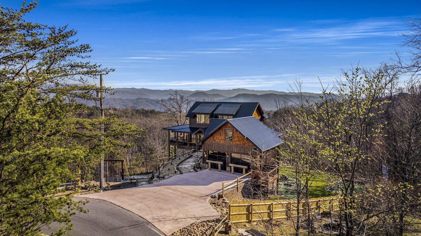 Luxurious Cabin with Game Room and Hot-tub in Sevierville, Tennessee