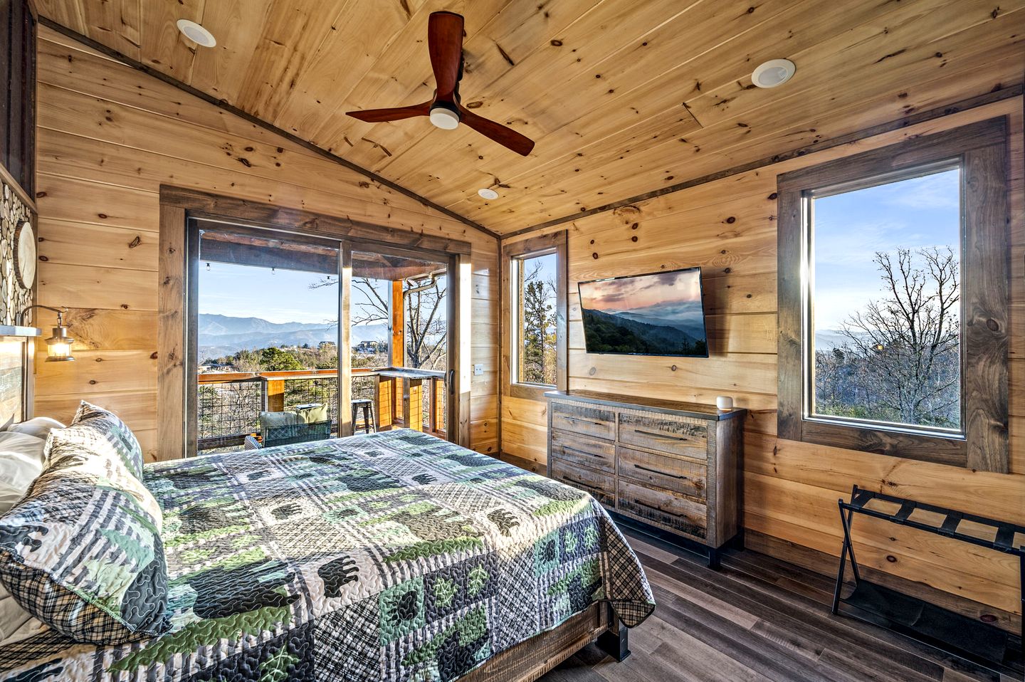 Luxurious Cabin with Game Room and Hot-tub in Sevierville, Tennessee