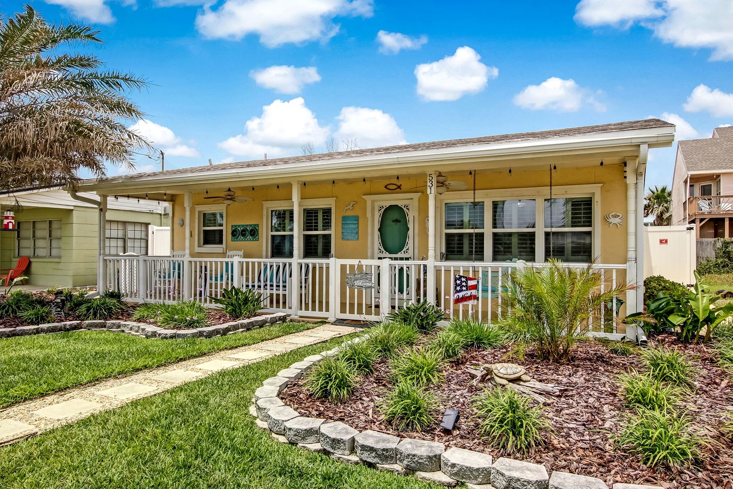 Adorable Beach Cottage with Amazing Fully Equipped Patio and Jacuzzi in Fernandina Beach, Florida