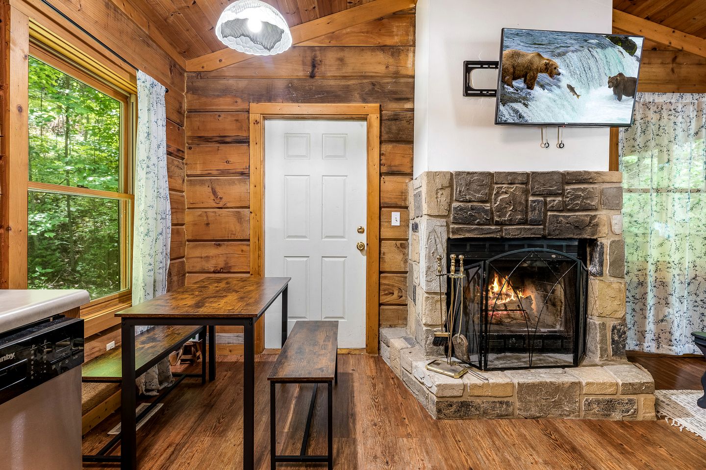 Adorable Cabin with High Ceilings and Plenty of Room in Sevierville, Tennessee
