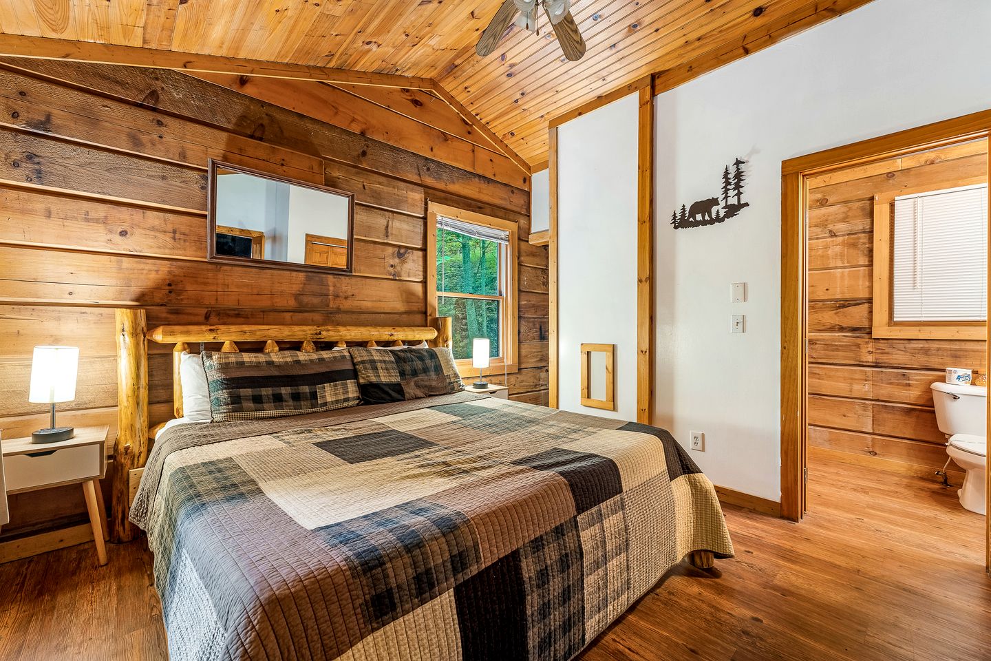 Adorable Cabin with High Ceilings and Plenty of Room in Sevierville, Tennessee