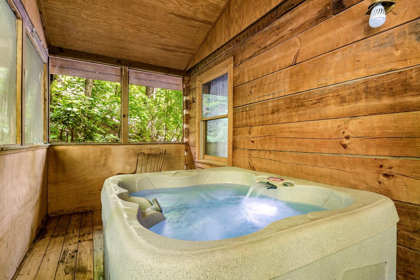 Adorable Cabin with High Ceilings and Plenty of Room in Sevierville, Tennessee