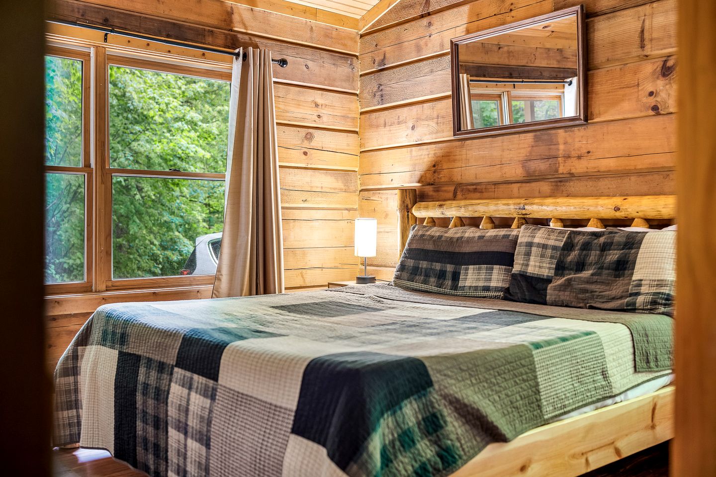 Adorable Cabin with High Ceilings and Plenty of Room in Sevierville, Tennessee