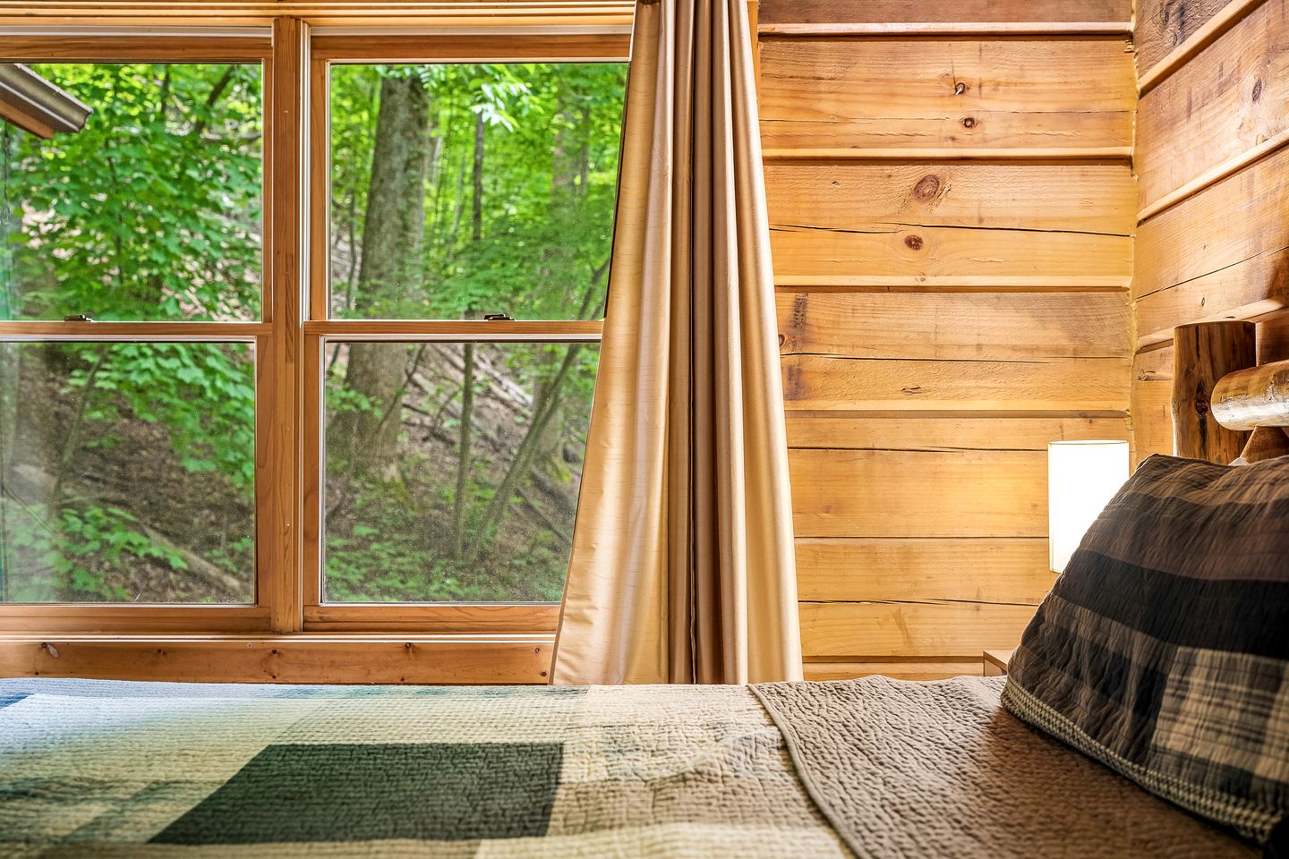 Adorable Cabin with High Ceilings and Plenty of Room in Sevierville, Tennessee