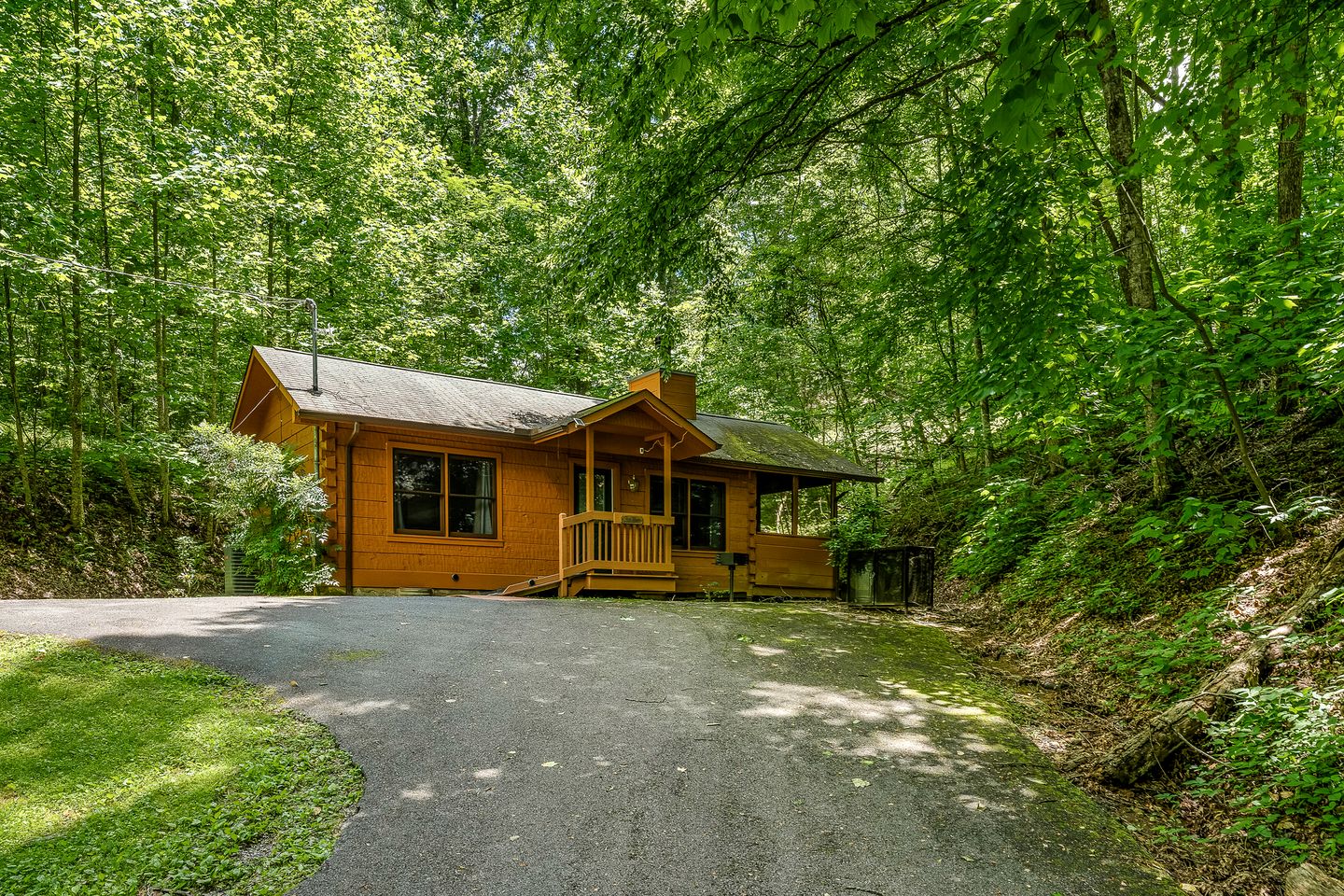 Adorable Cabin with High Ceilings and Plenty of Room in Sevierville, Tennessee