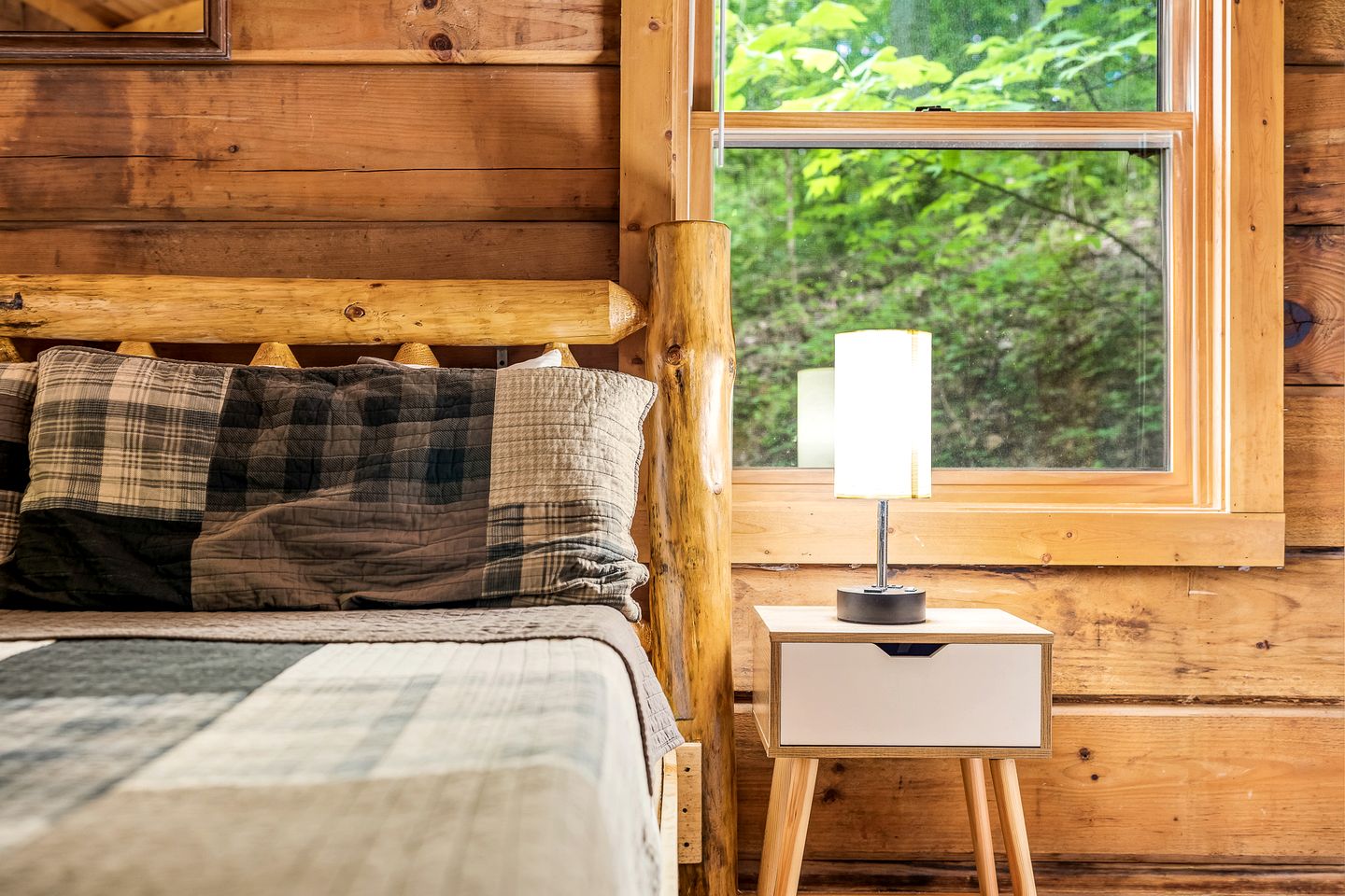 Adorable Cabin with High Ceilings and Plenty of Room in Sevierville, Tennessee