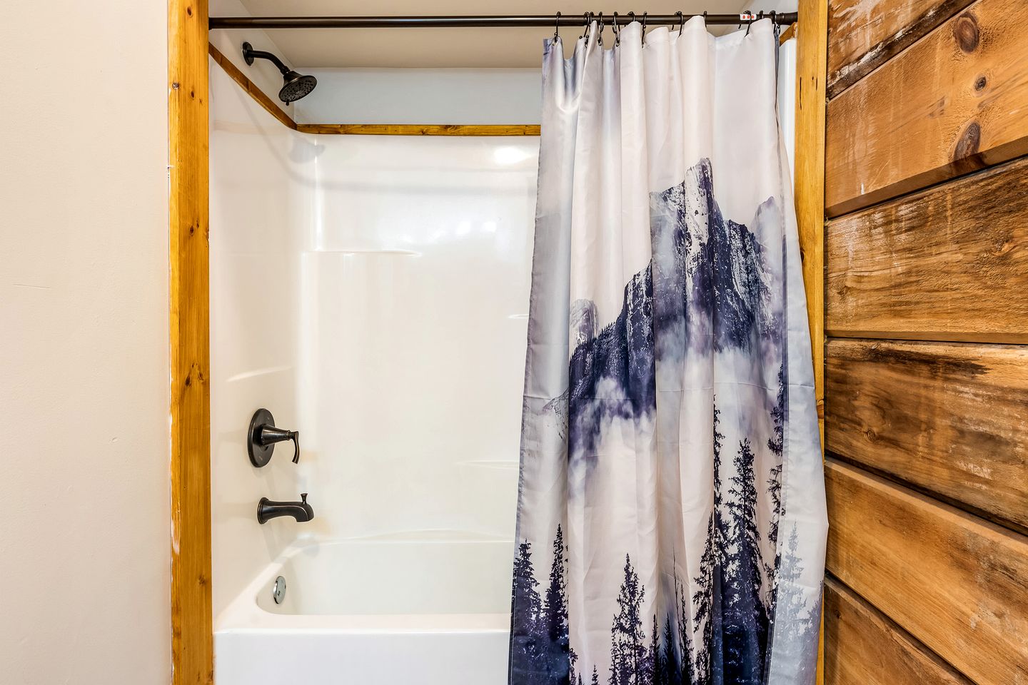 Adorable Cabin with High Ceilings and Plenty of Room in Sevierville, Tennessee