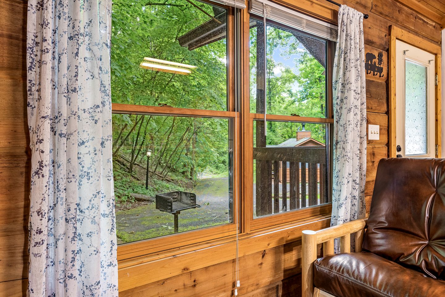 Adorable Cabin with High Ceilings and Plenty of Room in Sevierville, Tennessee