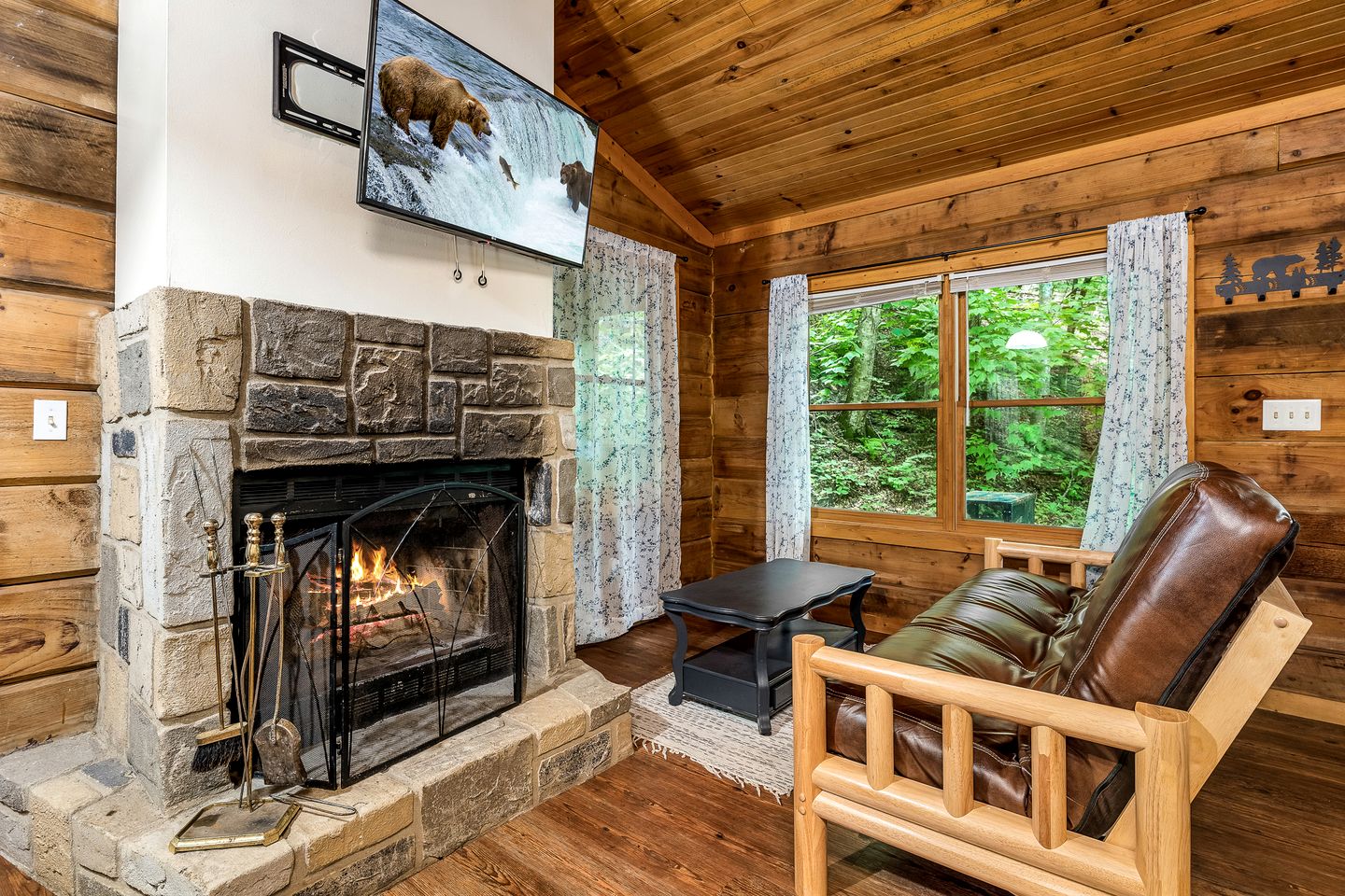 Adorable Cabin with High Ceilings and Plenty of Room in Sevierville, Tennessee