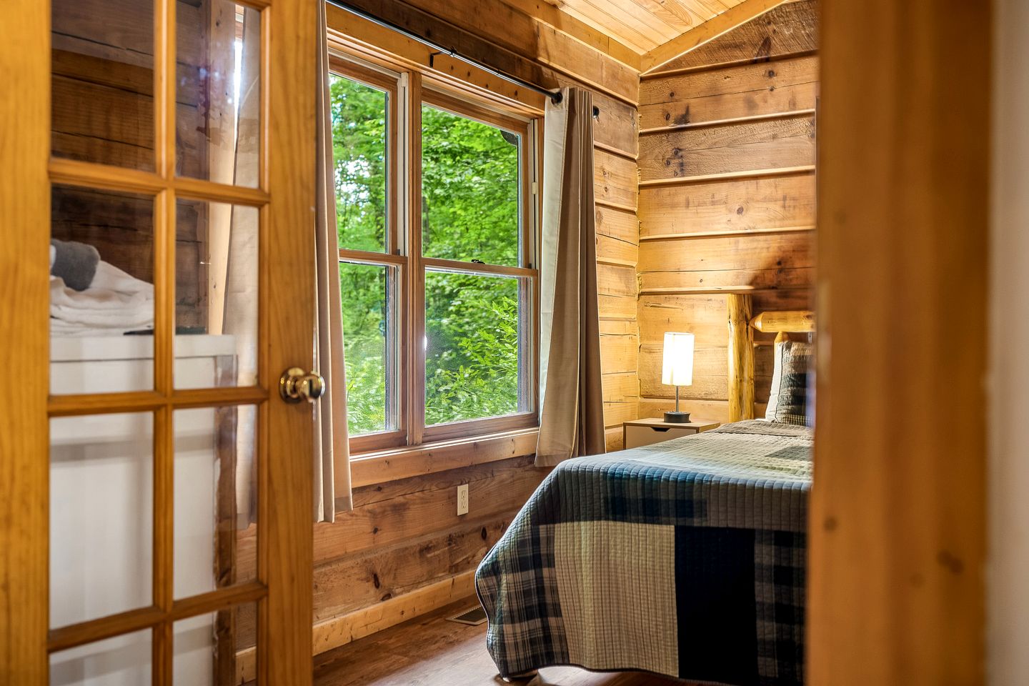 Adorable Cabin with High Ceilings and Plenty of Room in Sevierville, Tennessee